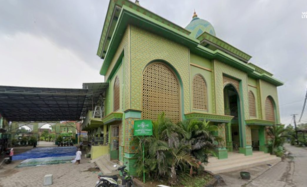 Gerakan Resik Resik Masjid Mojokerto melakukan giat bersih bersih masjid di Masjid Darussalam